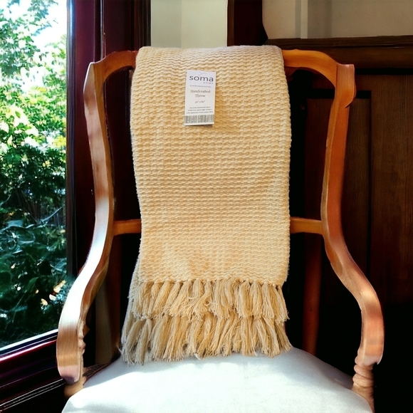 SOMA Handcrafted decorative throw blanket - Picture 2 of 4